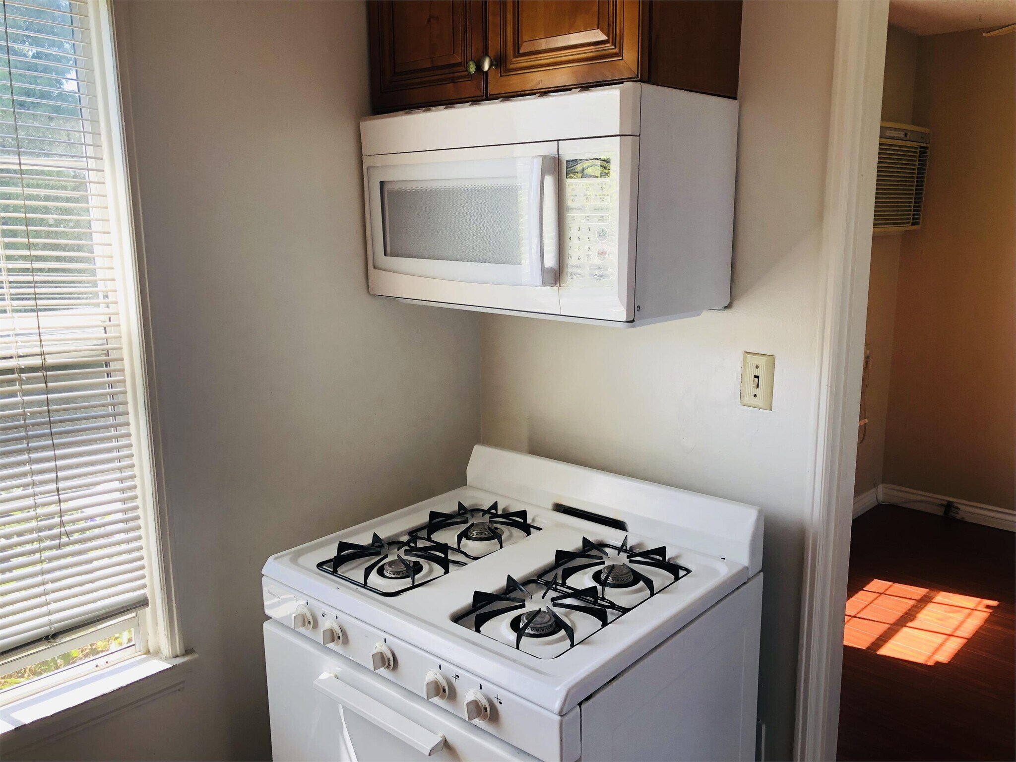 Building Photo - 410 S Sierra Madre Blvd