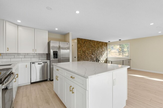 Building Photo - Bright & Beautiful Foothills Home Just Minutes from Downtown Boulder