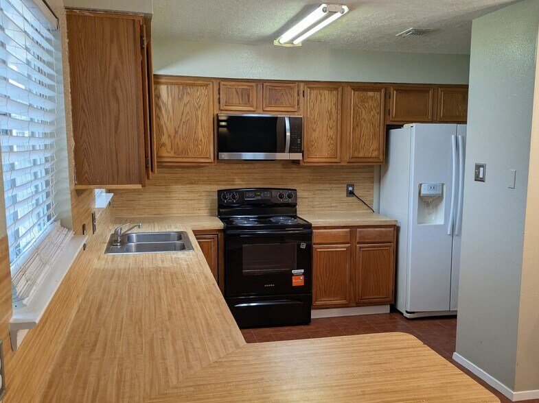 Building Photo - 1427 Littleport Ln