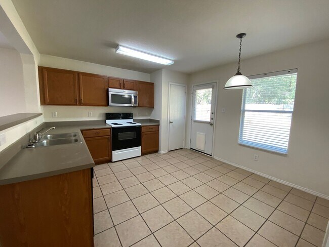 Building Photo - 8027 Ashwood Pointe