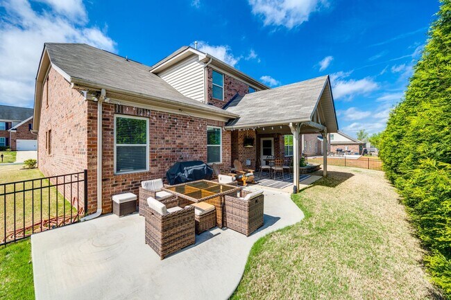 Building Photo - Stunning 4-Bedroom, 3.5-Bath Full Brick Ho...