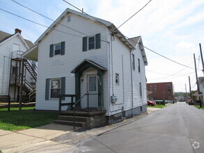 Building Photo - 718 School St
