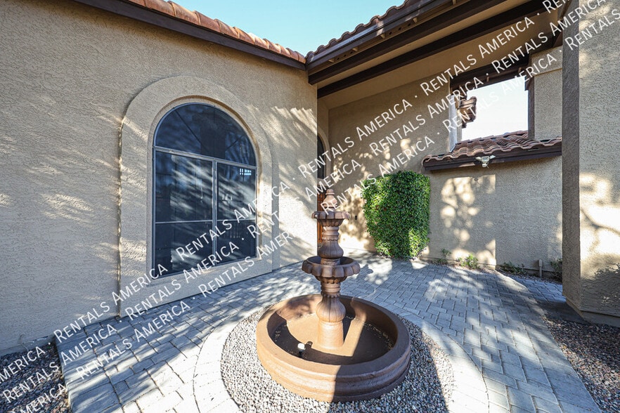 Building Photo - 5444 E Grovers Ave