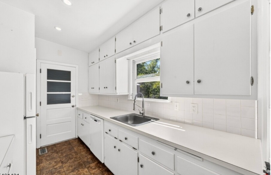 Building Photo - 879 Vosseller Ave