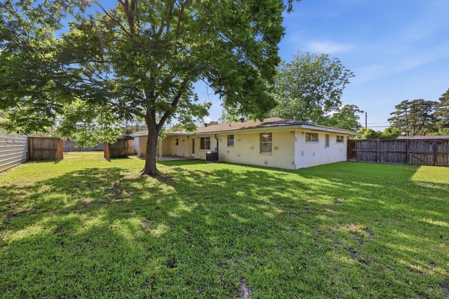Building Photo - 102 Whispering Oak St
