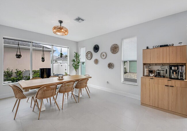 Building Photo - 930 SW Pr Ave