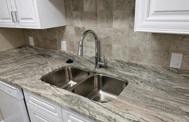 Building Photo - 2319 W Bristol Ave