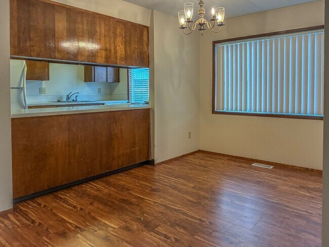 Building Photo - Hillsboro Duplex- 2 Bedroom 1 bathroom with fenced in yard available !