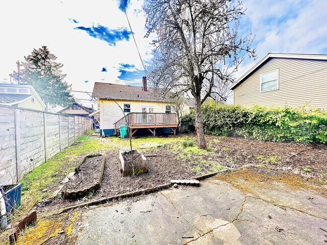 Building Photo - 4728 NE 27th Ave
