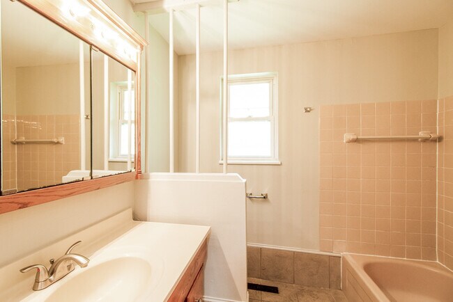Building Photo - Comfort Meets Convenience in This 4-Bedroo...
