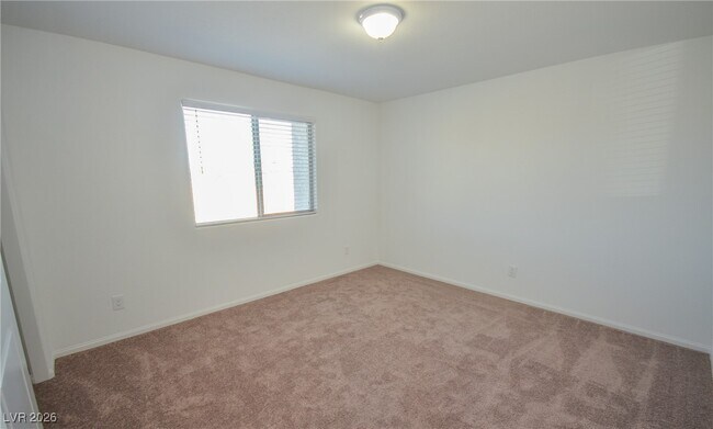 Building Photo - 5401 Lynn Crk Ave