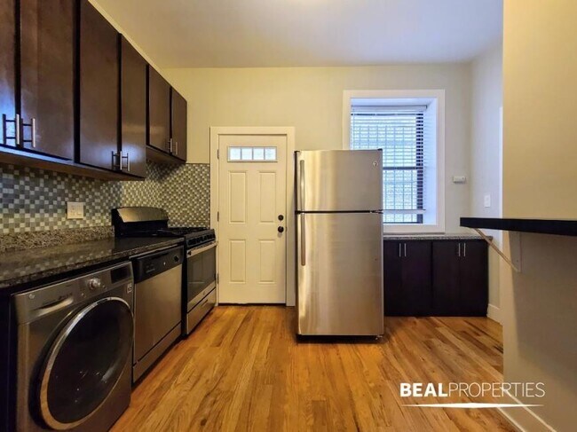 Building Photo - 3 bedroom in CHICAGO IL 60657