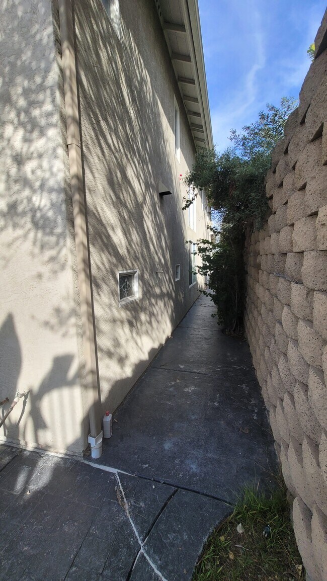 Building Photo - 2422 Pointe Pkwy