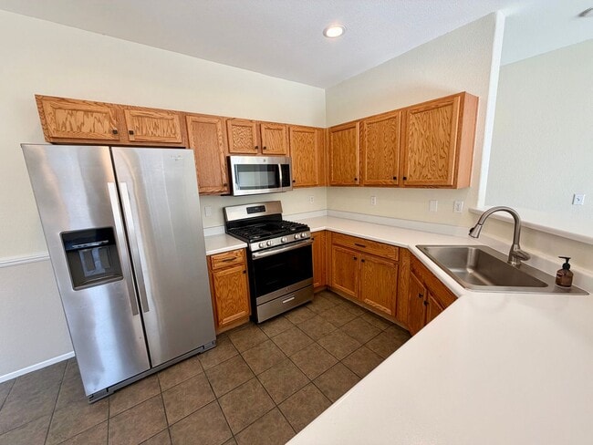 Building Photo - 2 bedroom townhome with back yard in Boulder Ranch