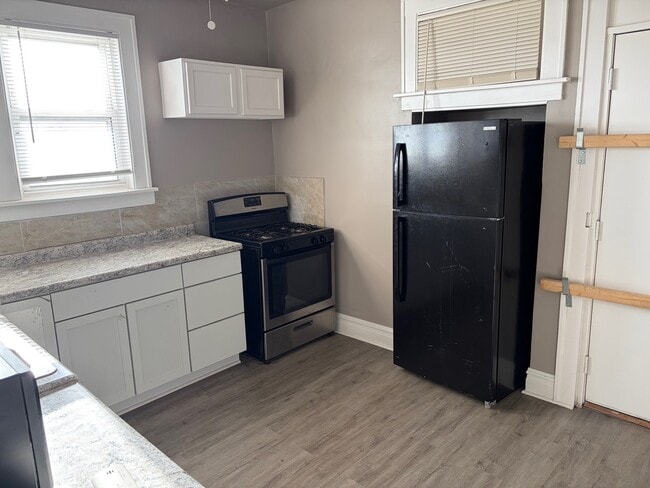 Building Photo - 10226 S Vernon Ave