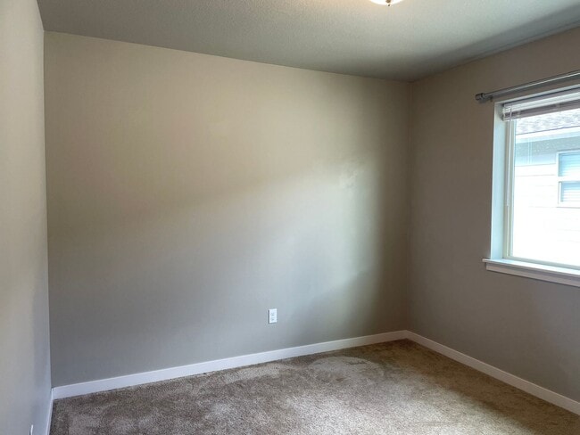 Building Photo - Goregous 3 Bedroom Home Ready for Hot Summ...