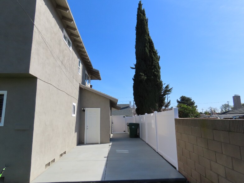 Building Photo - 11852 Crystal Ave