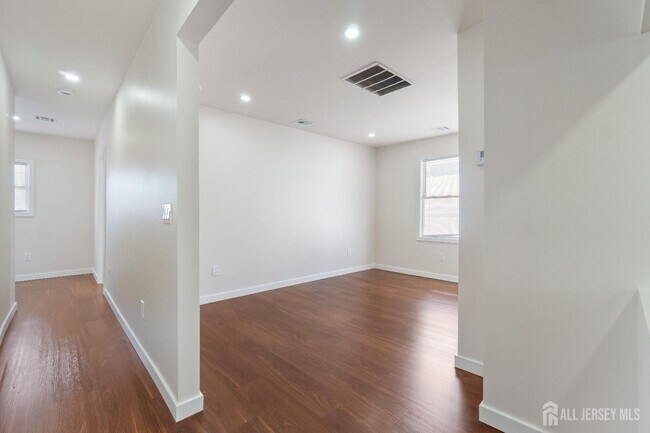 Building Photo - 824 George St