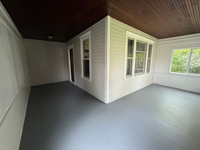 Building Photo - 3 bedrooms 2 bath house, Available sept 1st