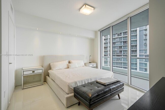 Building Photo - 495 Brickell Ave