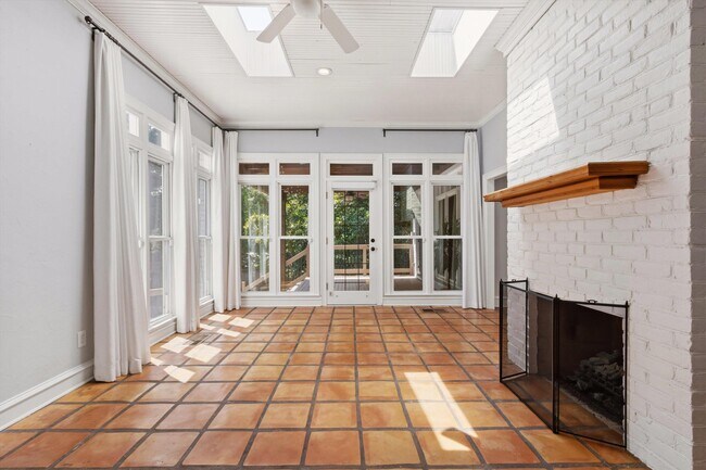 Building Photo - 1574 Whitmar Pl S