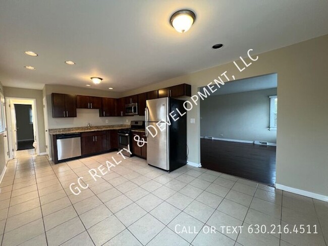 Building Photo - ***3 BDRM DETACHED HOME / 2 CAR GARAGE / R...