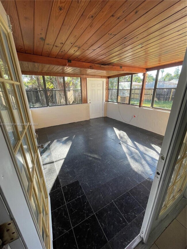 Building Photo - 1810 SW 64th Ter