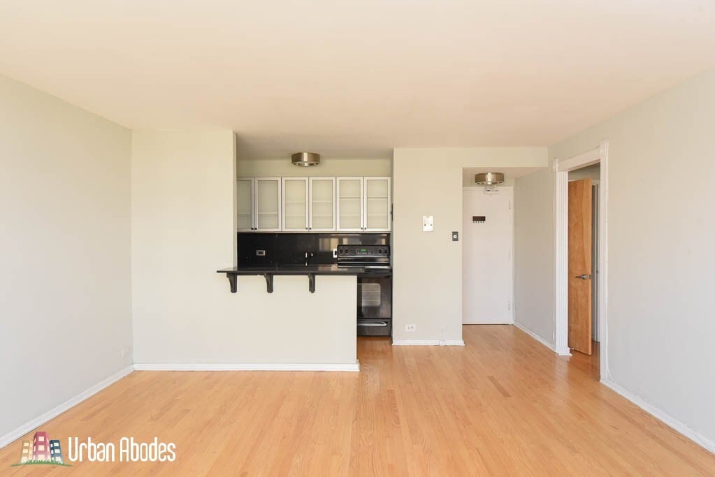 Building Photo - 429 W Wellington Ave