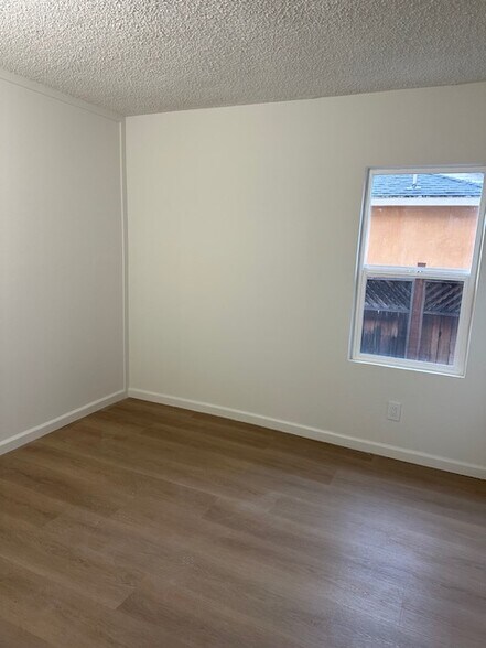 Building Photo - 637 W 41st St