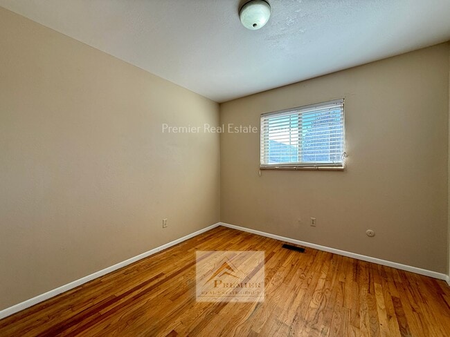 Building Photo - 310 Fairfax St