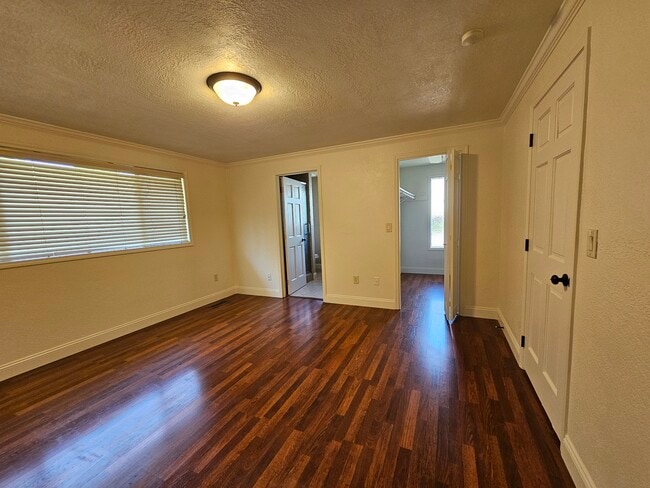 Building Photo - 1823 Valley View Dr