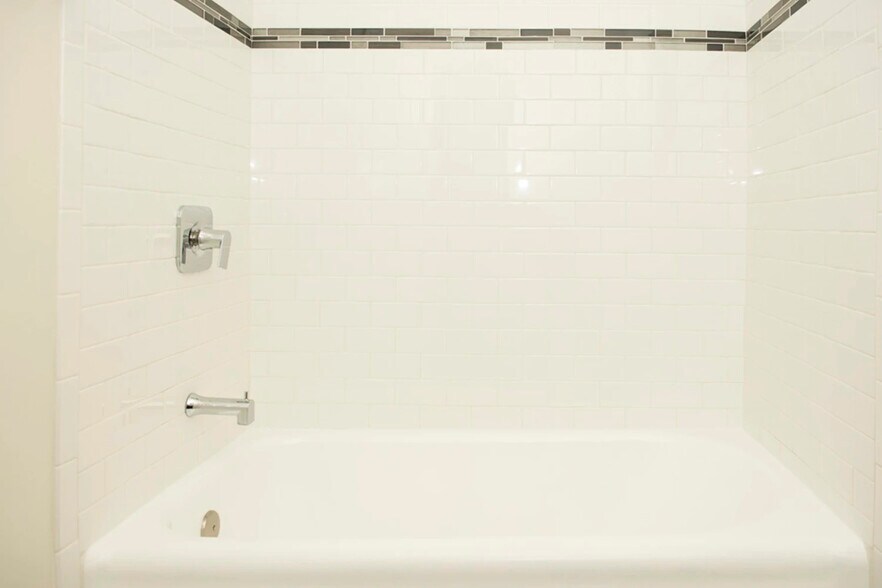 Building Photo - 730 W Roscoe St