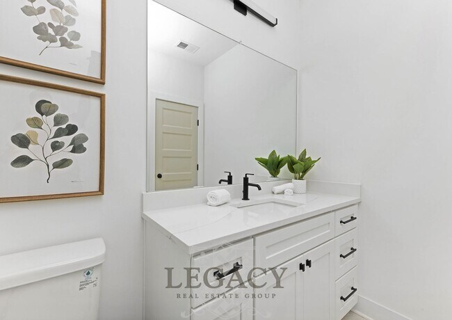 Building Photo - 2027 Rosemary Ln