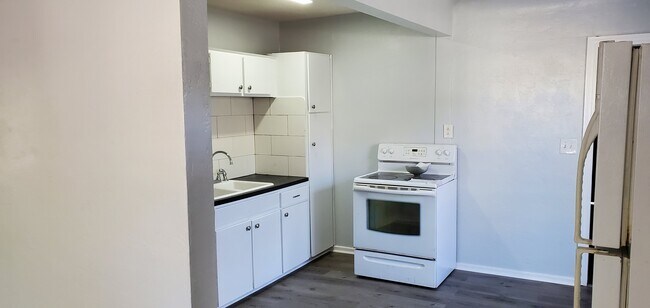 Building Photo - 1425 40th St S