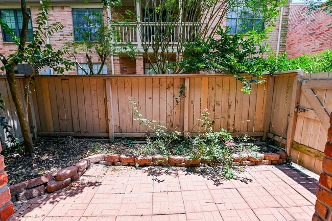 Building Photo - 2255 Braeswood Park Dr