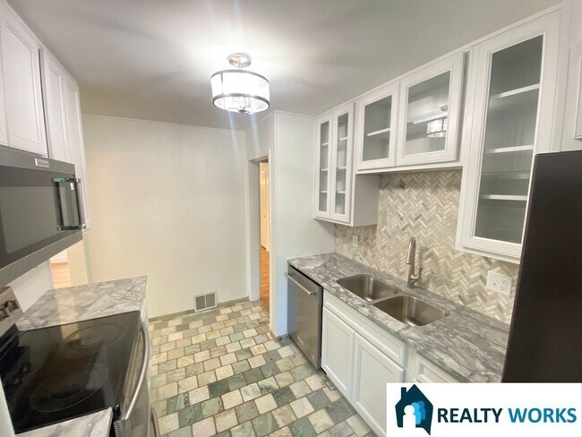 Building Photo - Charming 2 (+1) Bed Home!