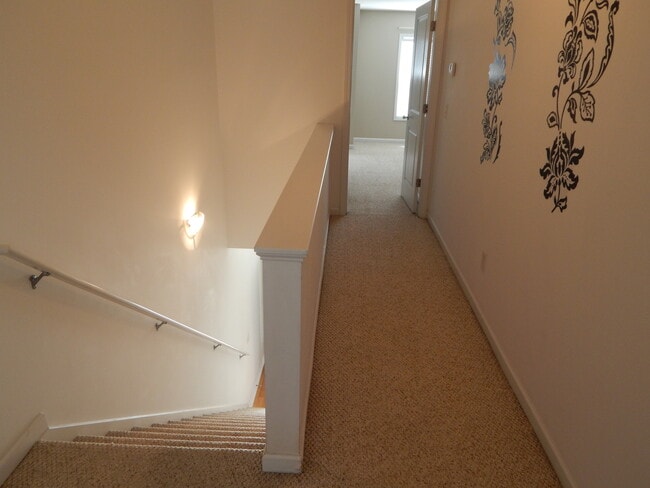 Building Photo - End Unit 3 Bedroom/3 Bath in Saylor's Watch. Trash included!