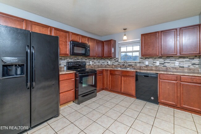 Building Photo - 2013 Paris Rd NW