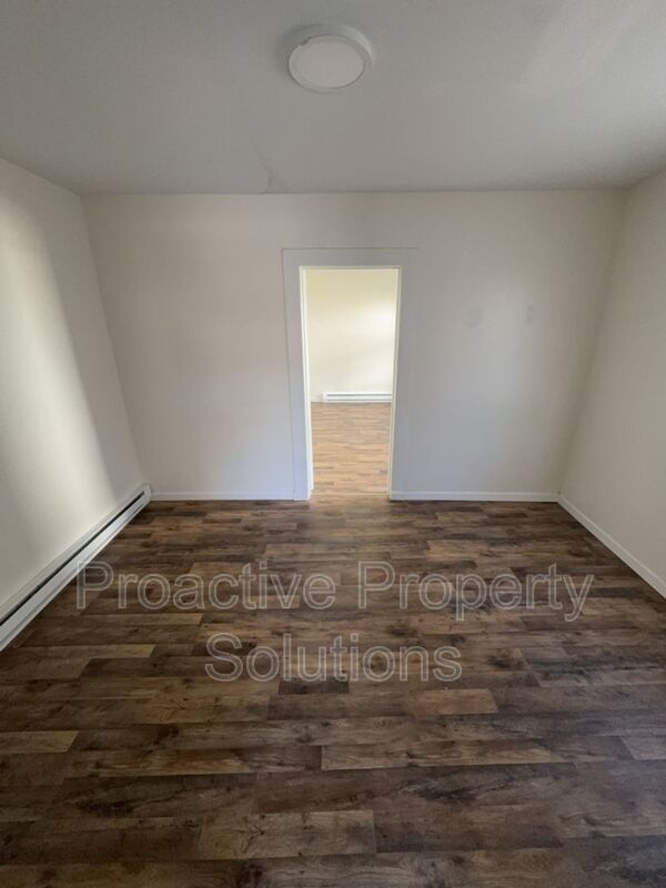 Building Photo - 221 Dunmore St