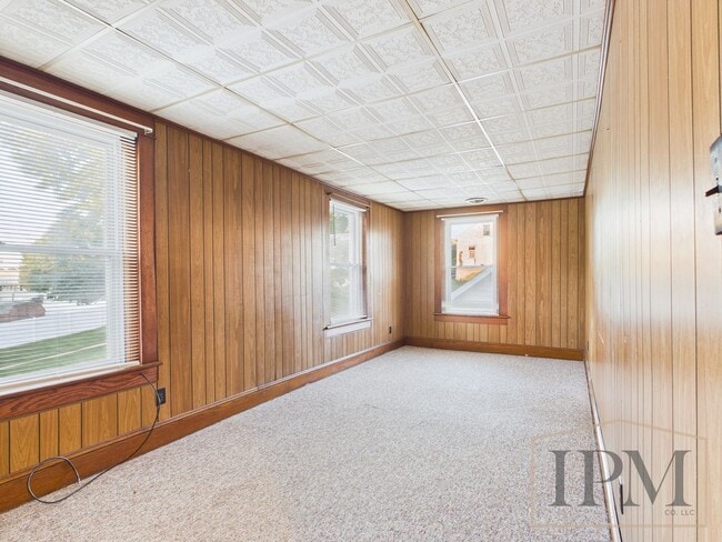 Building Photo - Available Now! Charming 2 Bedroom, 1 Bath ...