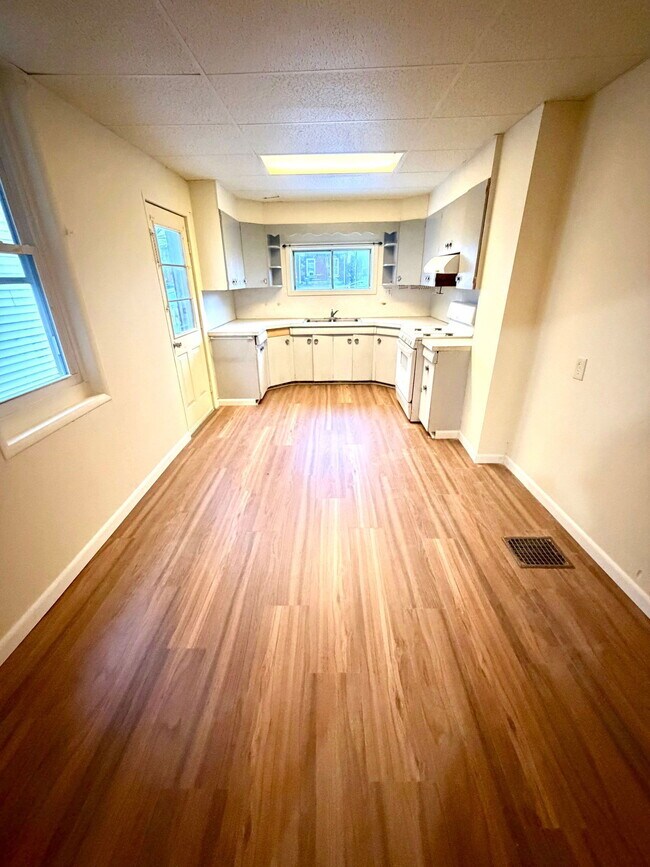 Building Photo - 631 E Madison St