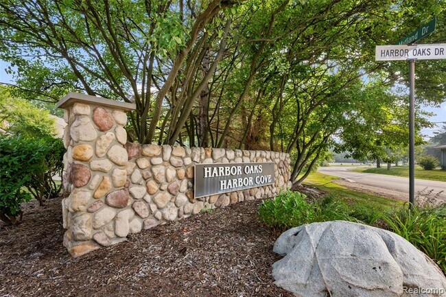 Building Photo - 4911 Oak Hill Dr