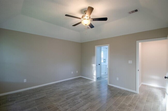 Building Photo - 12811 Fisher Dr