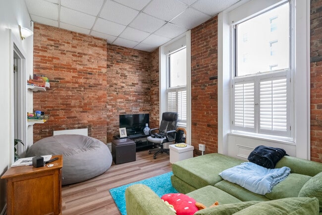 Building Photo - 2120 E Carson St