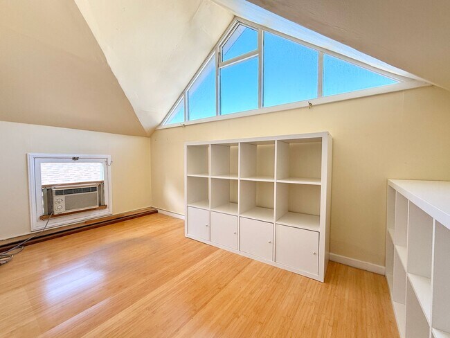 Building Photo - Beautifully Renovated Single-Family Home i...