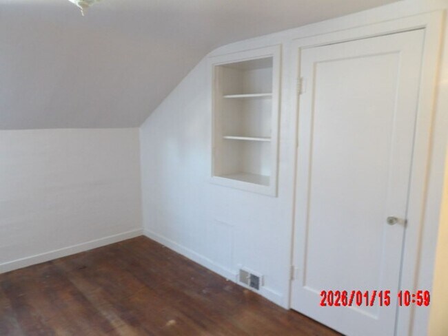 Building Photo - 2-bedroom Duplex with Brand New Mini Split!