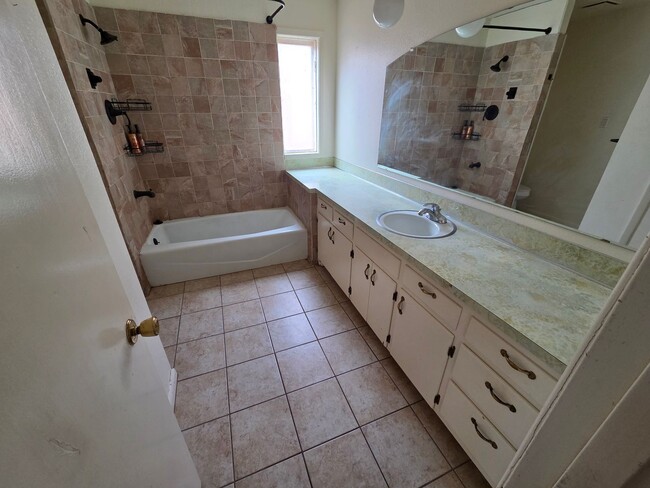 Building Photo - Adorable 3 Bed/2 Bath Paseo Village Townhome