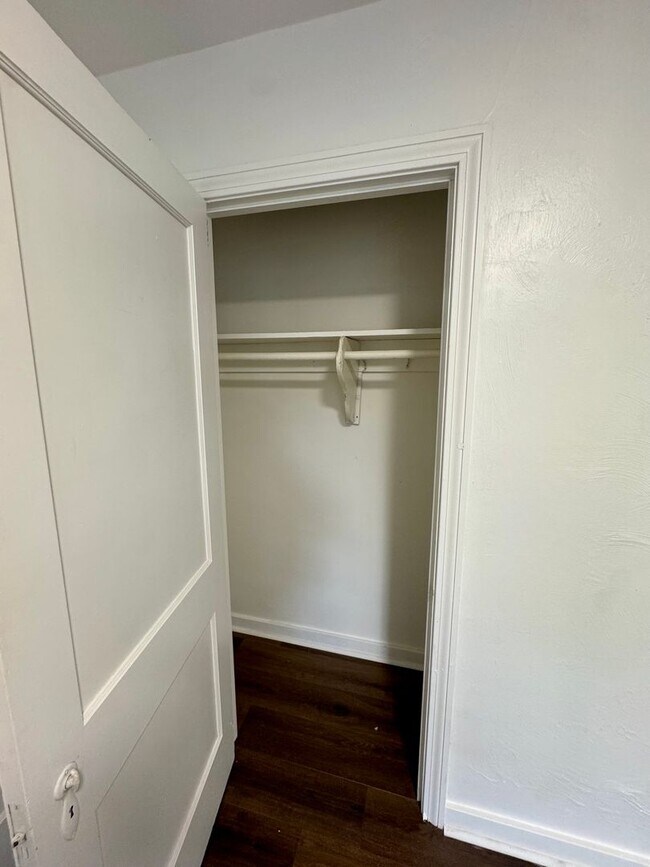 Building Photo - Adorable 2 Bed 1 Bath Home in Brookline W/dedicated office/library space!