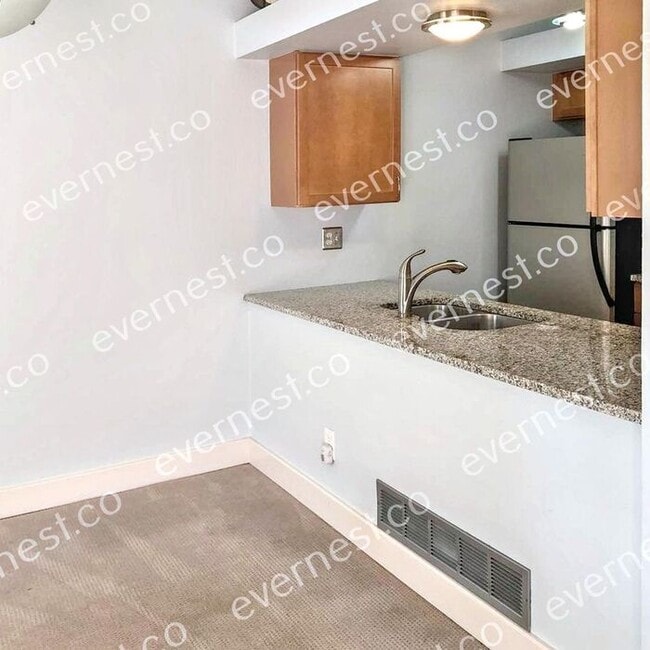 Building Photo - Charming Townhome with Fireplace and Conve...