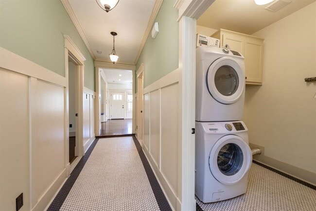 Building Photo - 722 E 25th St